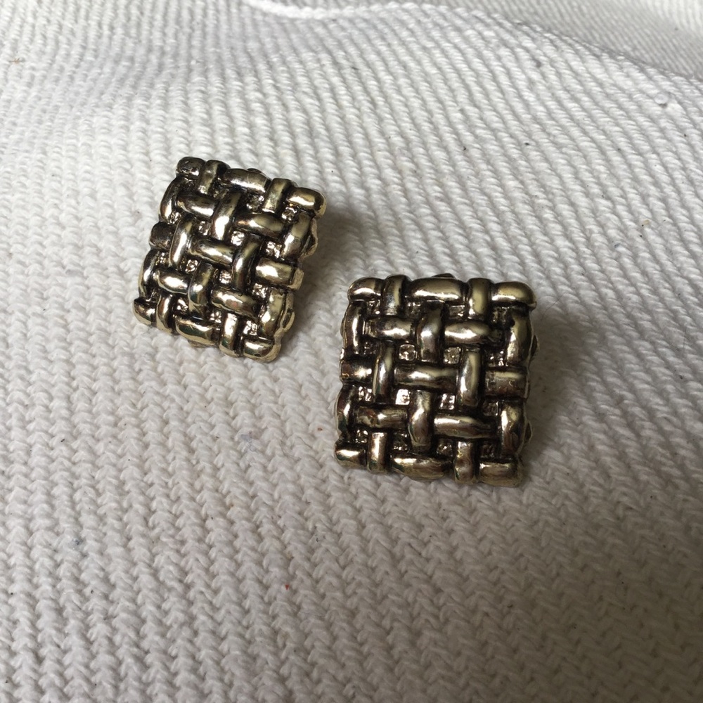 Gold weave decorated square earrings